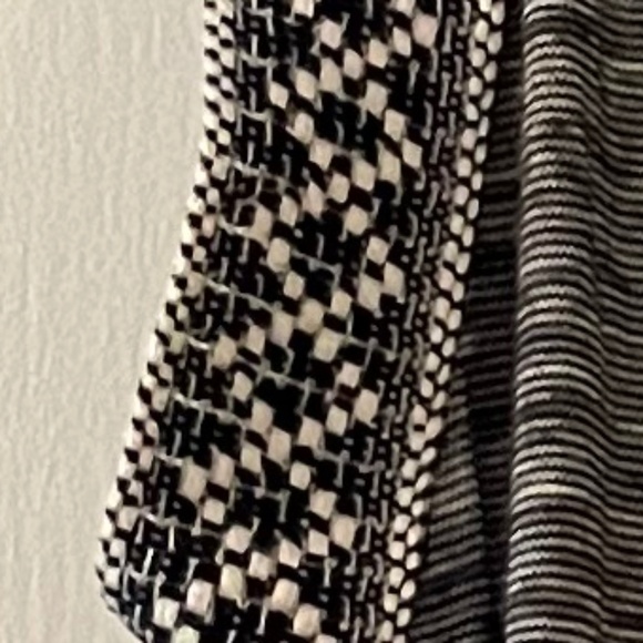 W5 sleeveless top with embroidered armholes and back detail - Picture 3 of 5